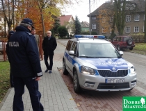 2016-11-29 plac sierpnia policja radiowóz trzaskowski (3)
