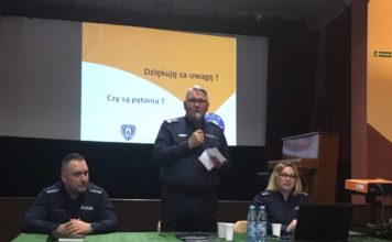 Podsumowanie pracy policji na terenie Gminy Świątki: 60 interwencji domowych, 25 kolizji drogowych, 6 wypadków, 7 niebieskich kart.